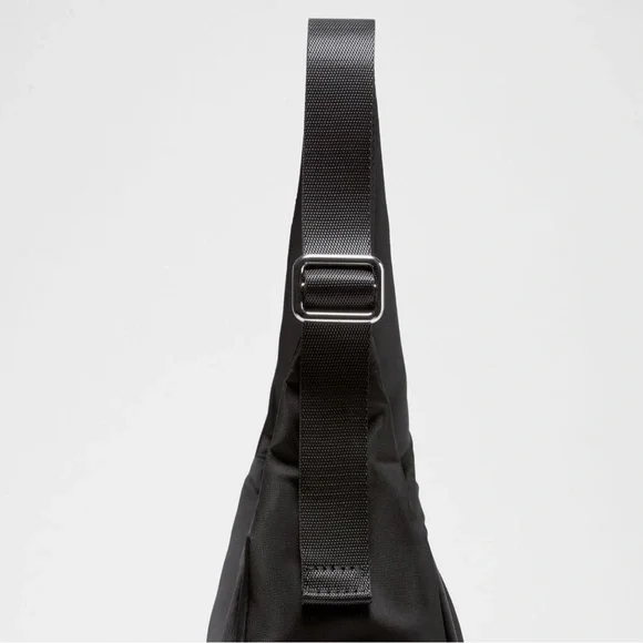 NWT Lululemon City Essentials Shoulder Bag 4L Black - Picture 7 of 8